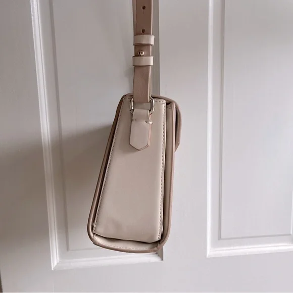 Cream Shoulder Bag with Golden Metal Clasp - Picture 3 of 16